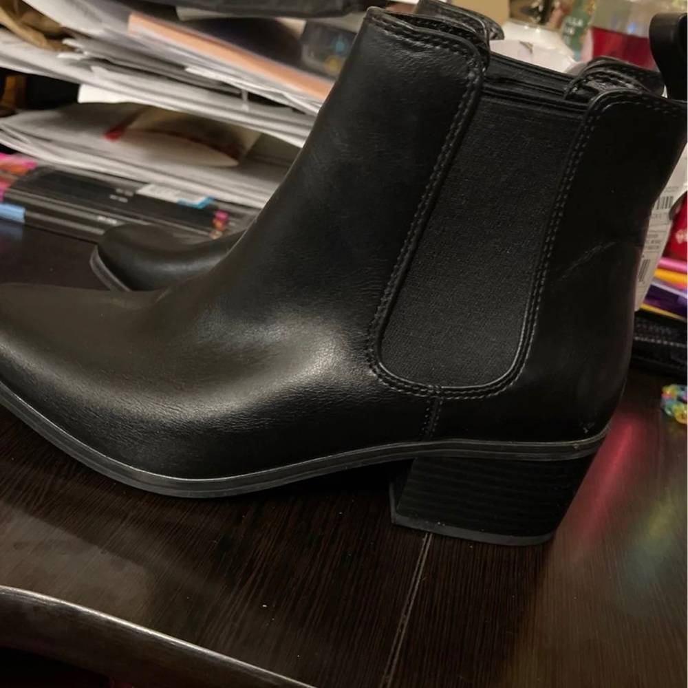 Ellie Chelsea Boots Size 7.5